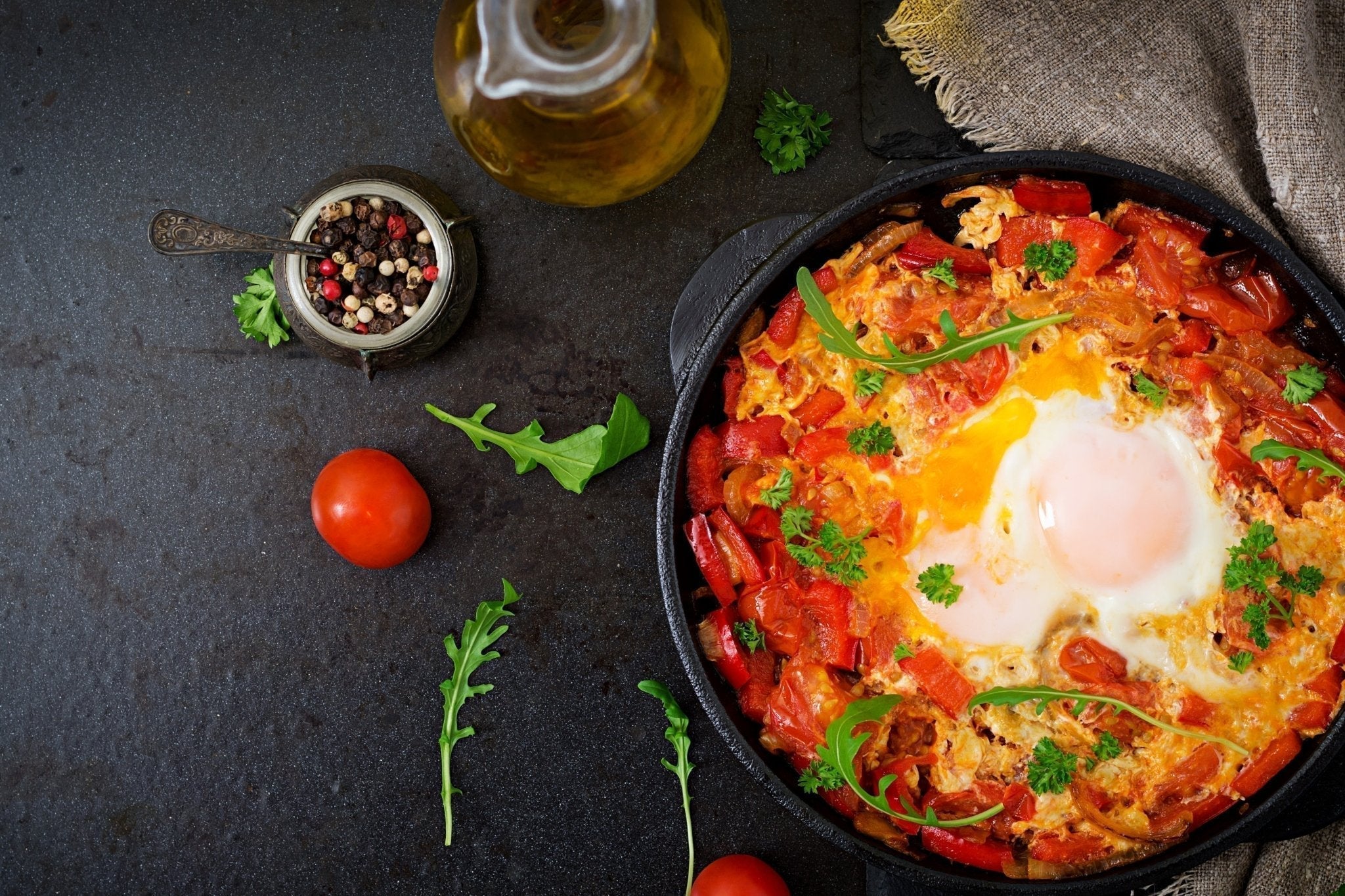 Aglio Olio Shakshuka - Pikante Tomatenpfanne mit Eiern - Genussbote