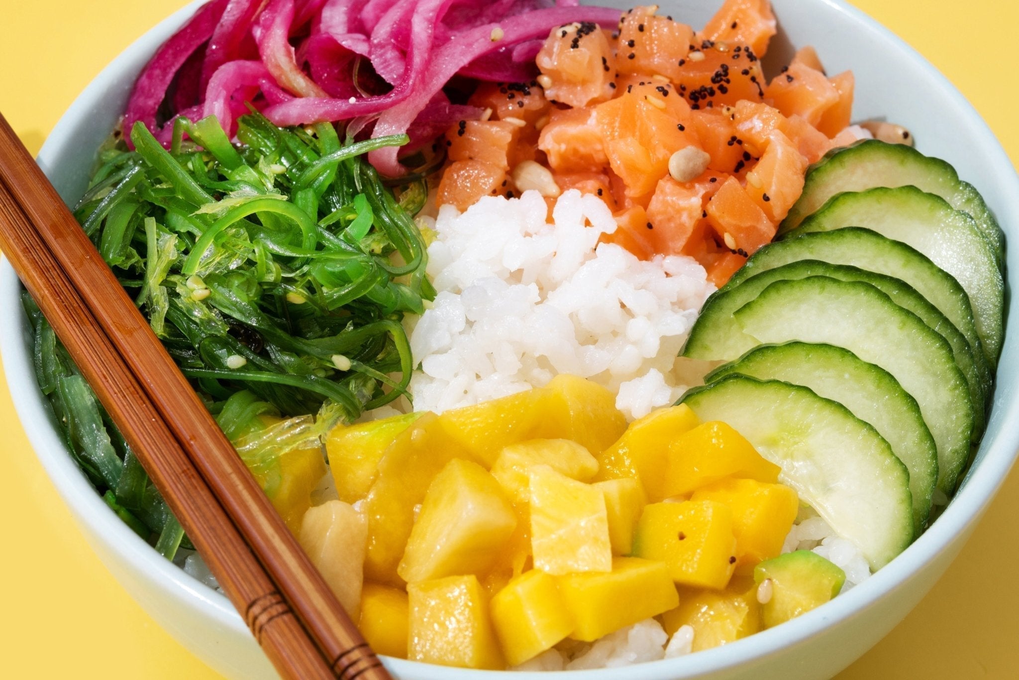 Bowl mit Sushi-Reis, Mango, Karotte & Gurke - Frisch, bunt & asiatisch - Genussbote