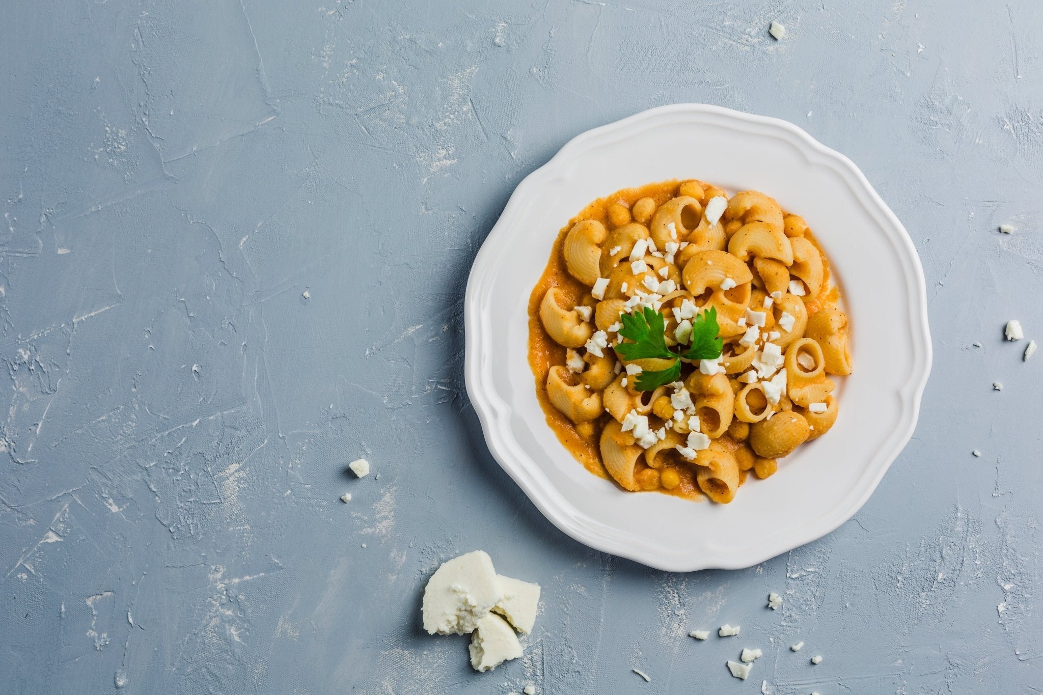 Cavatappi Grandi mit cremiger Paprika-Ricotta-Sauce & gerösteten Pinienkernen - Genussbote