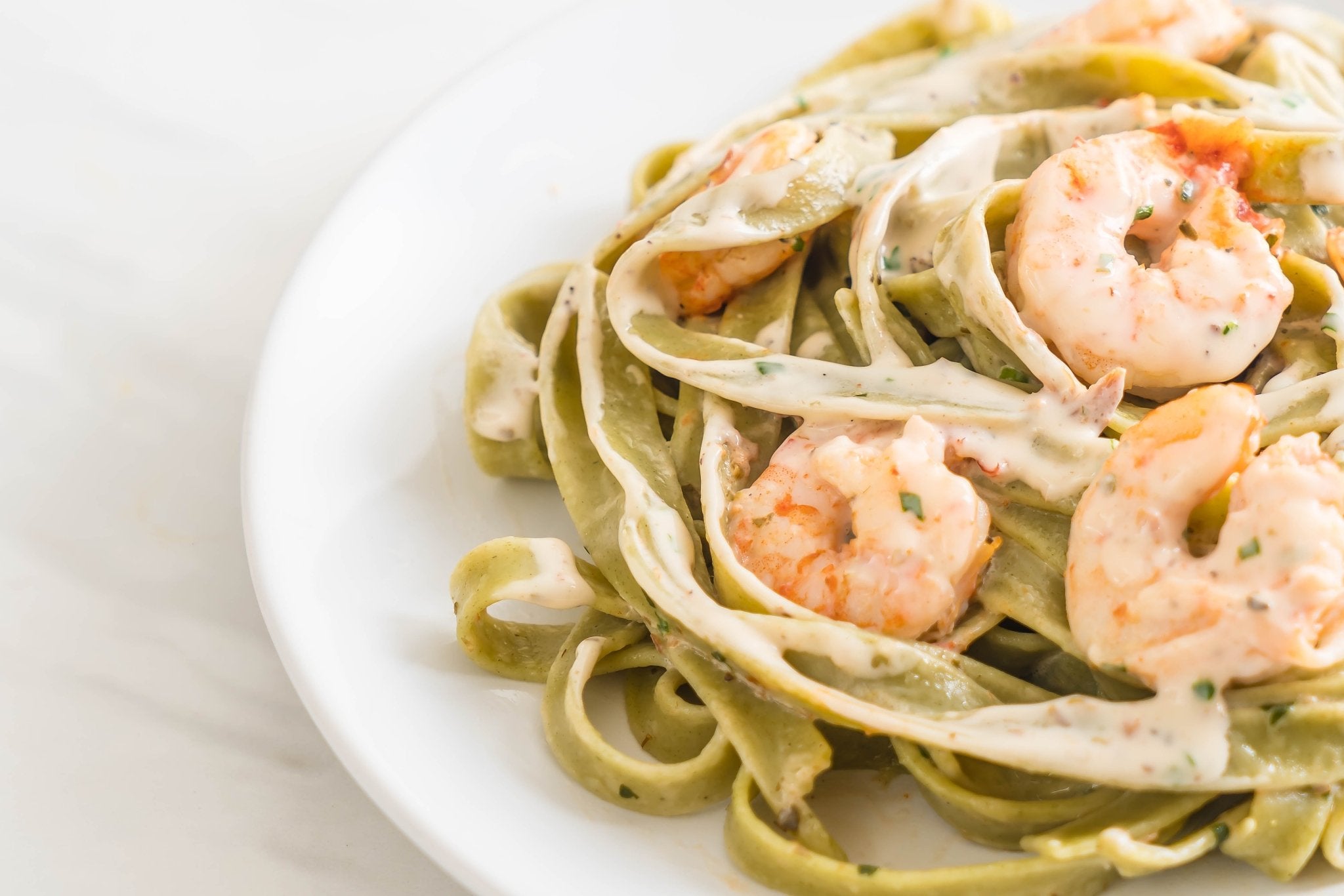 Fettuccine al Basilico e Limone mit Garnelen und Mascarpone-Zitronensauce - Genussbote