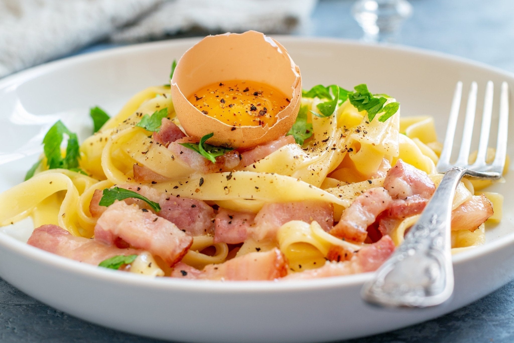 Fettuccine Carbonara – Klassisch & Cremig mit Stil - Genussbote