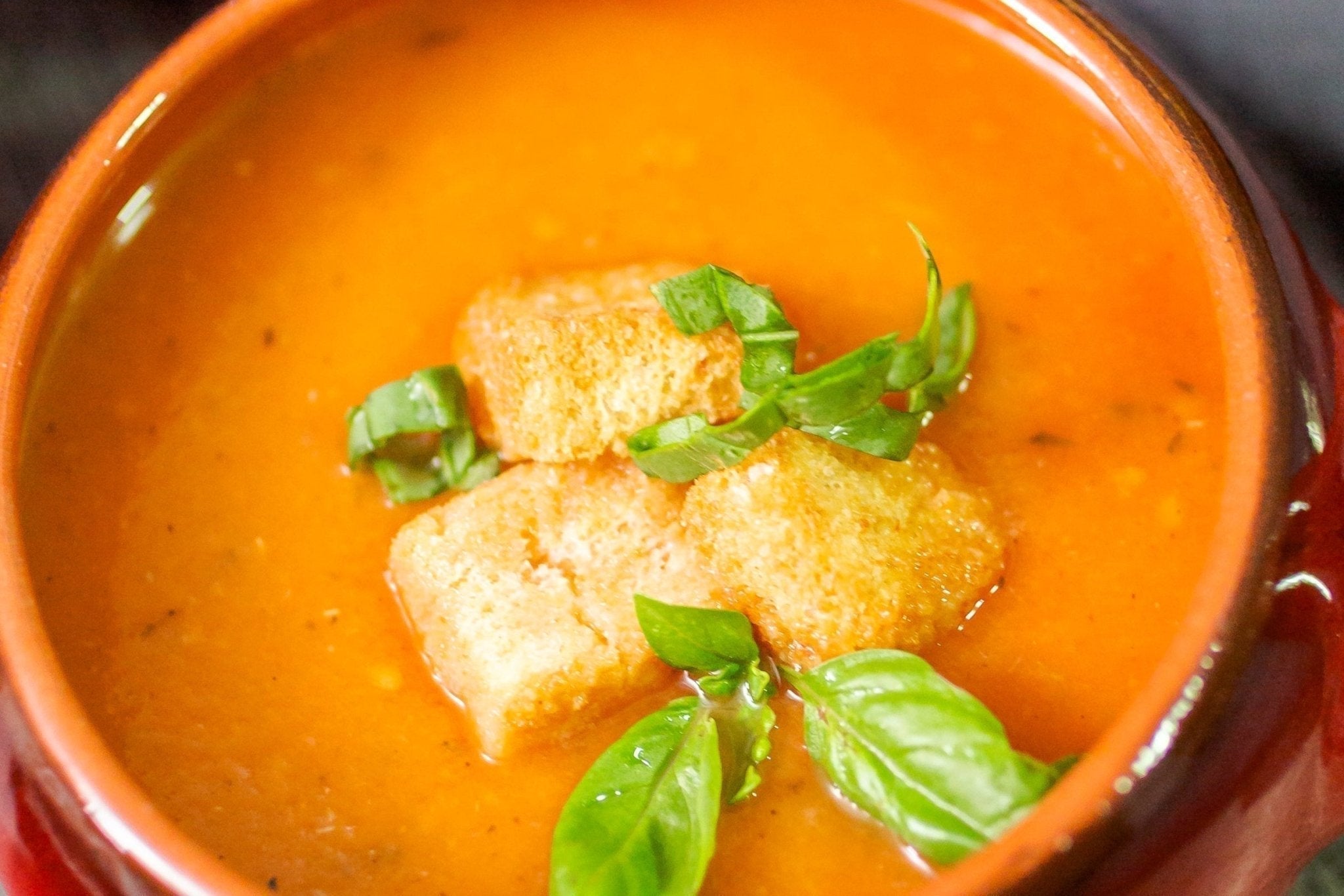 Gelbe Tomatensuppe mit hausgemachten Thymian-Croutons - Genussbote
