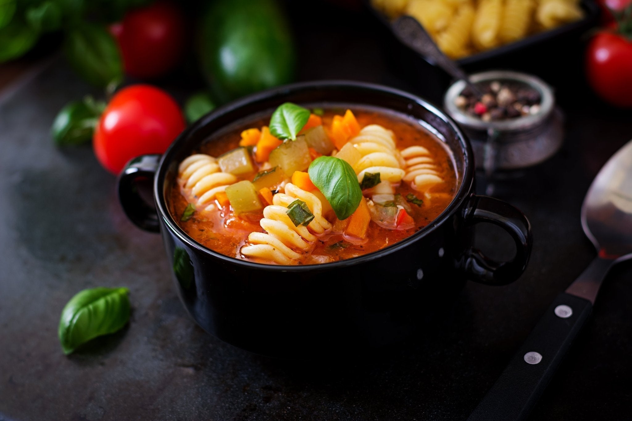Mediterrane Minestrone mit Fusilli napoletani und Gemüse - Genussbote