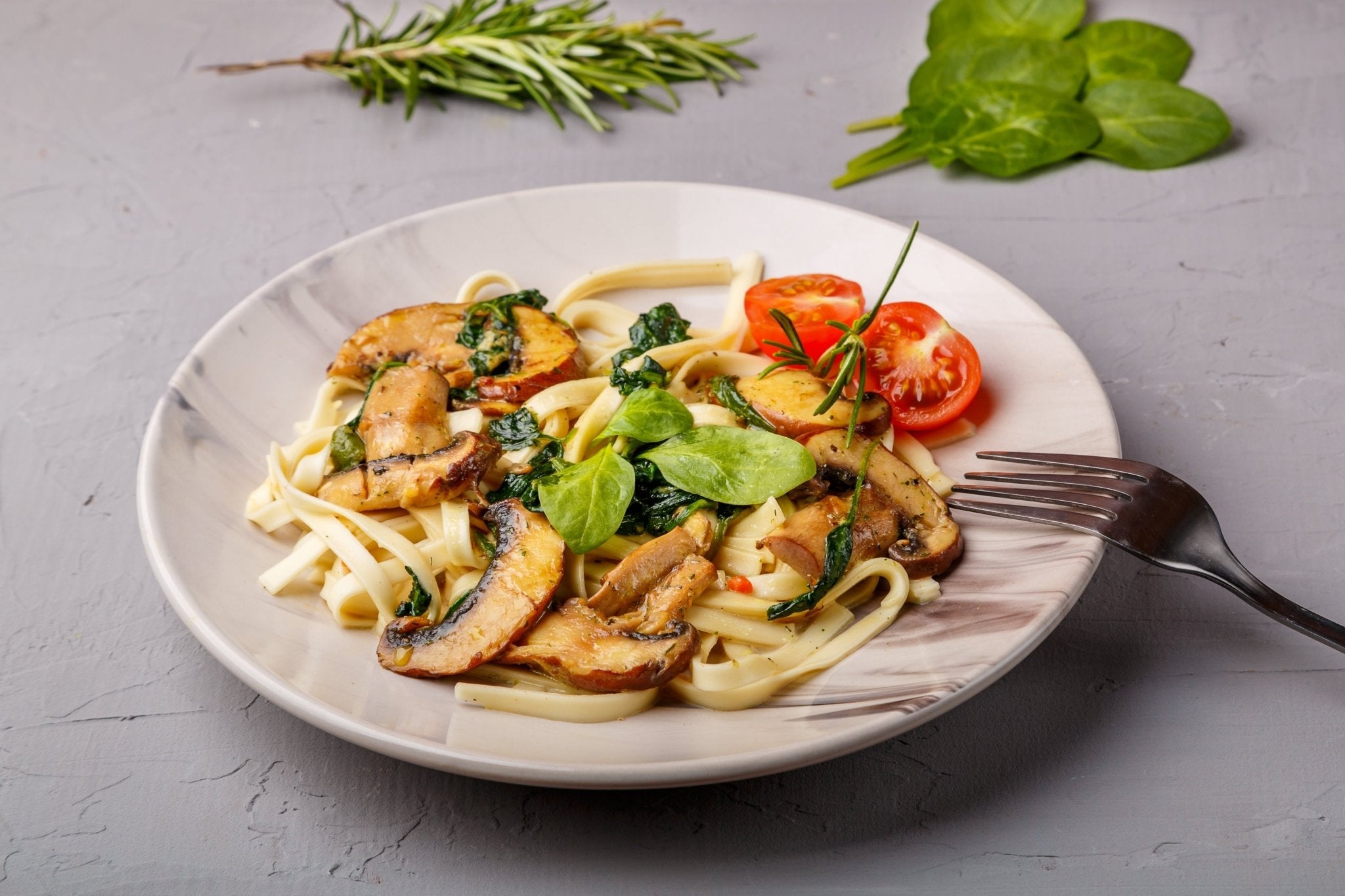 Pasta trifft Pesto – mit Tomaten, Oliven und Pilzen - Genussbote
