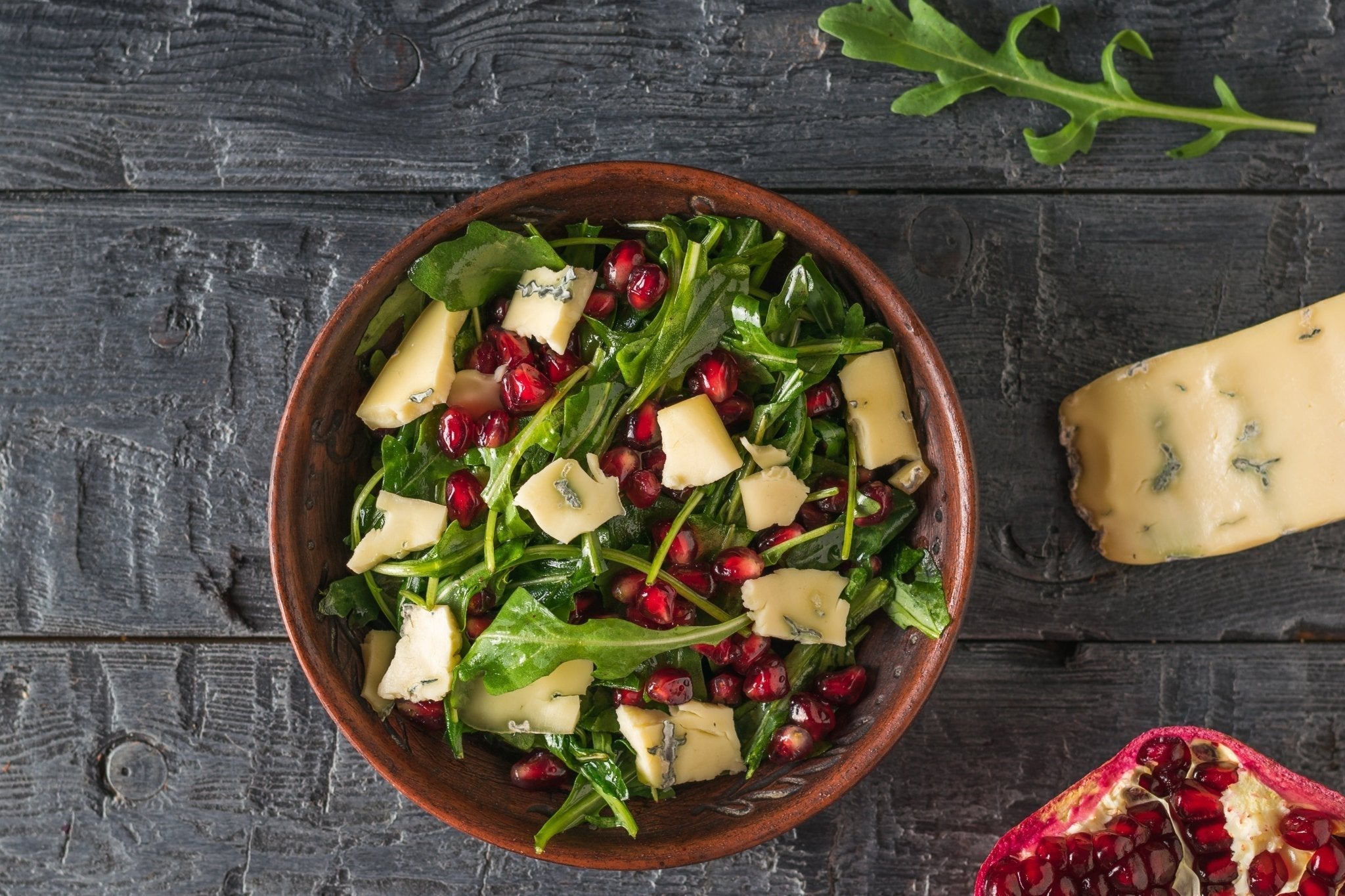 Rucola-Salat mit Granatapfel, Blauschimmelkäse &amp; Feigen-Dressing