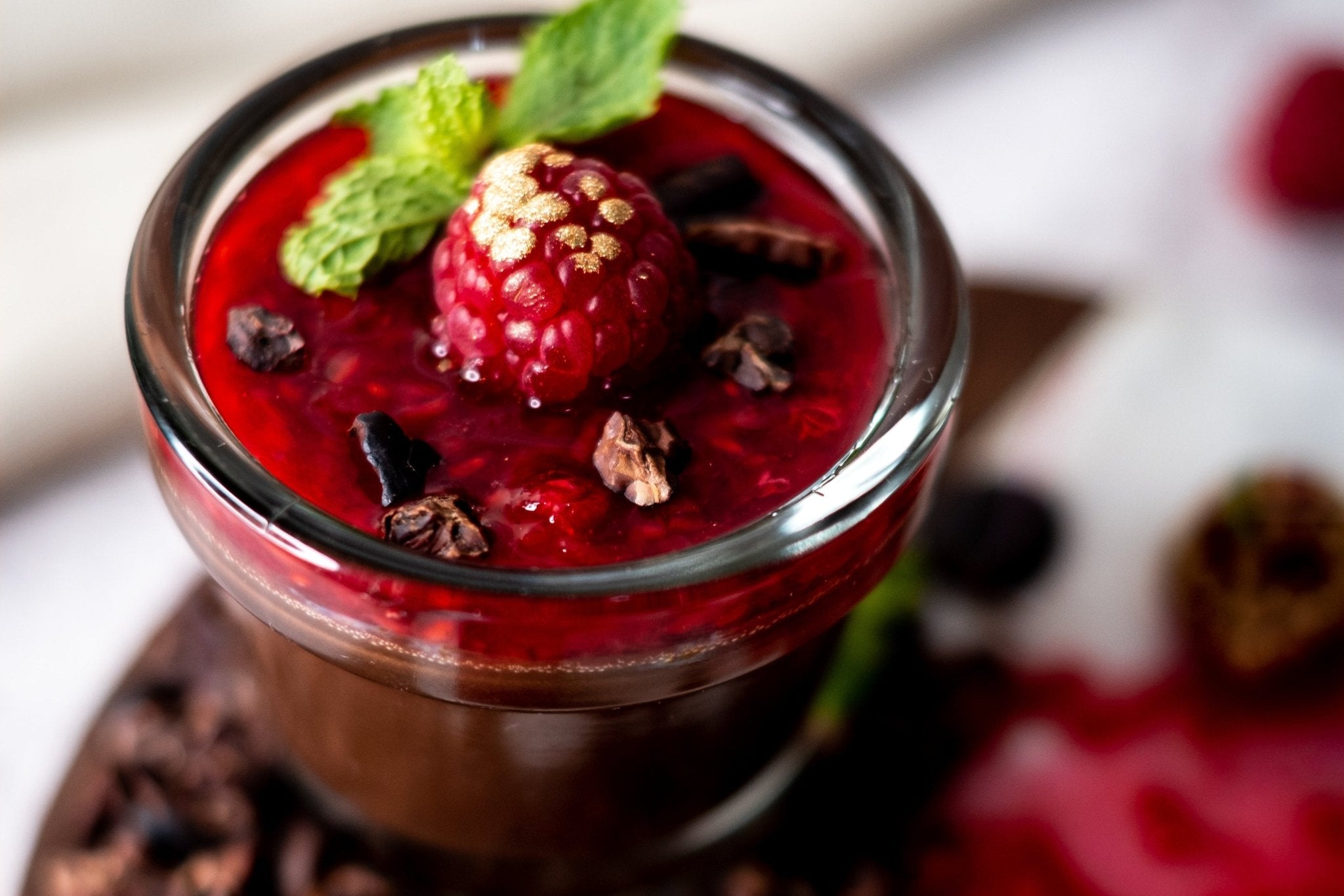 Schokoladenmousse mit Himbeer-Balsamico-Spiegel & Haselnuss-Crunch - Genussbote