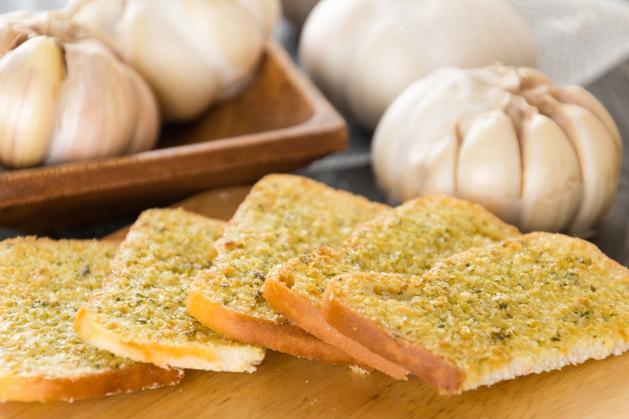 Alino Knoblauchzehen auf geröstetem Weißbrot - Genussbote