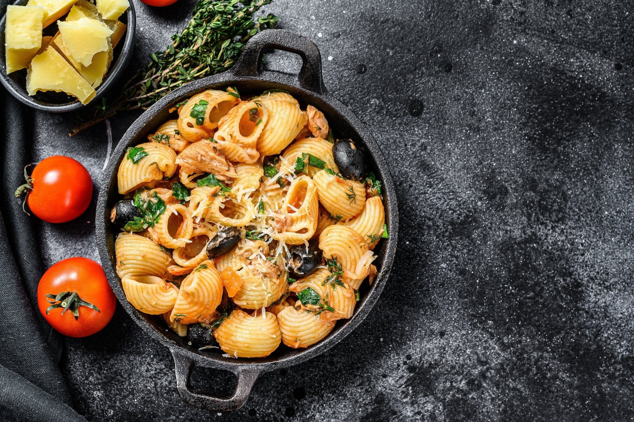 Cavatappi mit Oliven-Tomaten-Sugo - Genussbote