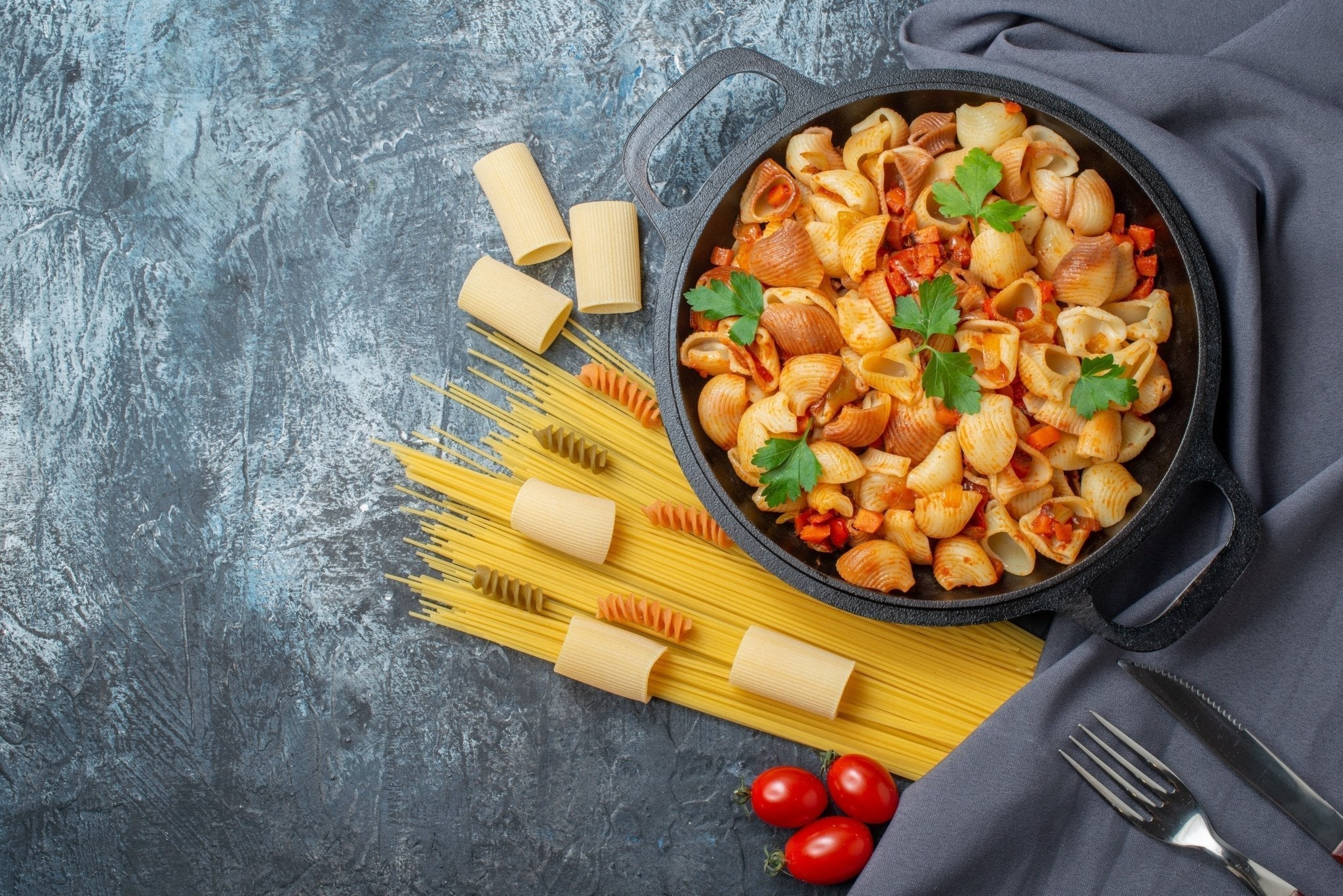 Cavatappi Rustica – mit Ofen-Tomaten, Speck & Basilikumöl - Genussbote