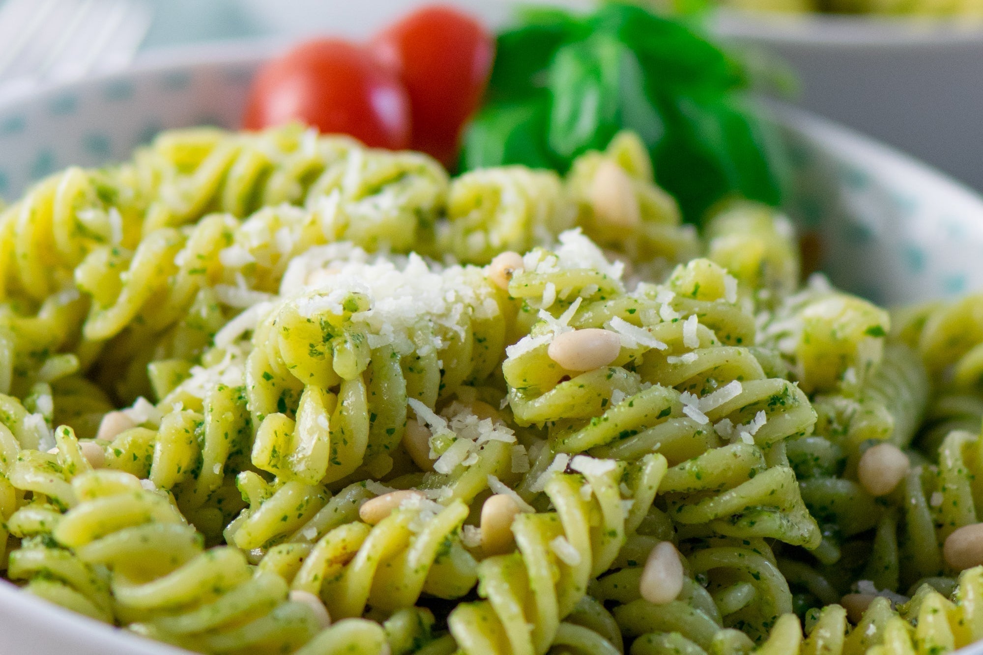 Cremige Pistazien-Fusilli mit Minzpesto, Burrata & Crunch - Genussbote