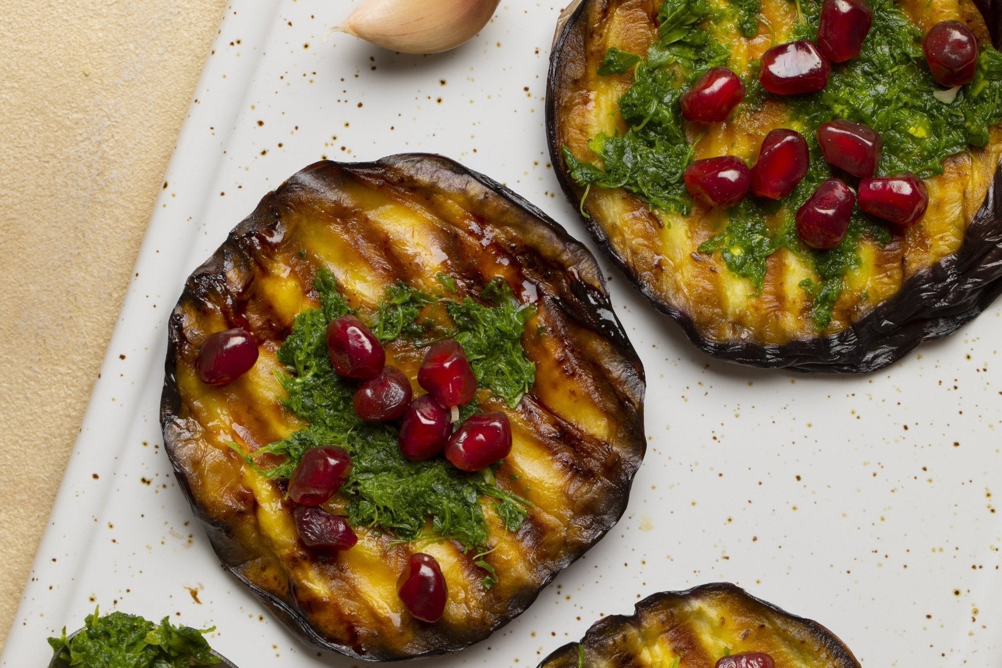 Gebratene Aubergine mit Zhug-Hummus - Genussbote