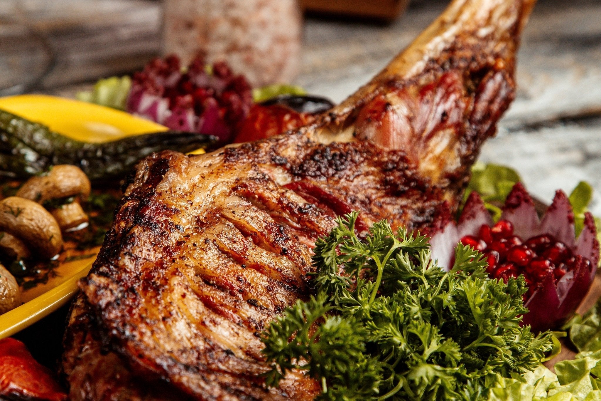 Gebratene Lammkeule mit Knoblauch und Lamb-Rub - Genussbote