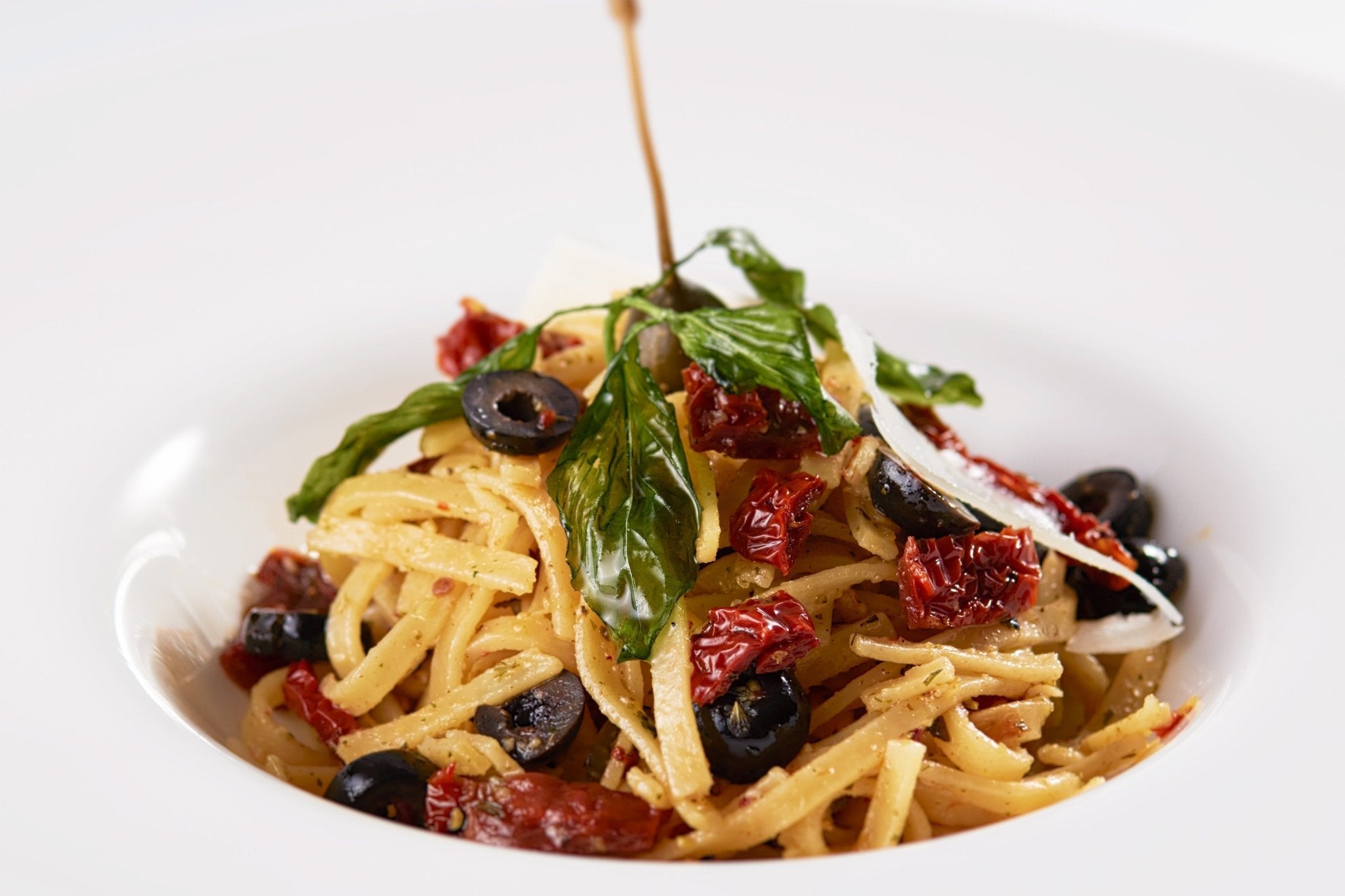 Parmesan-Nudeln mit Kapernbeeren und Oliven - Genussbote