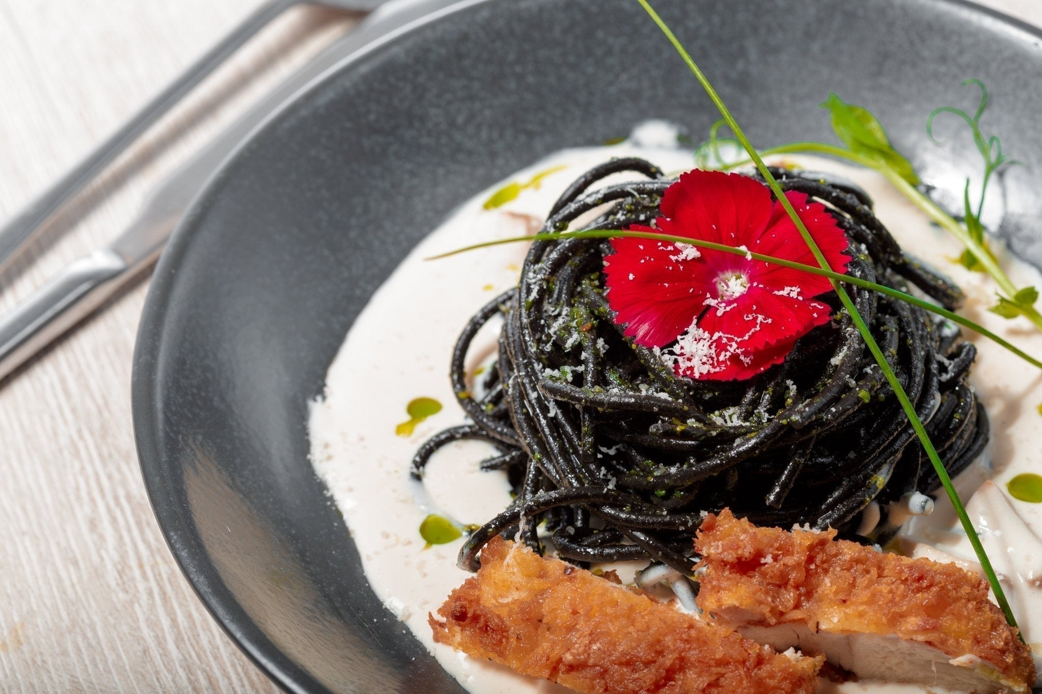 Seppia-Spaghetti mit Pesto und Knusperhähnchen in Sahnesauce - Genussbote
