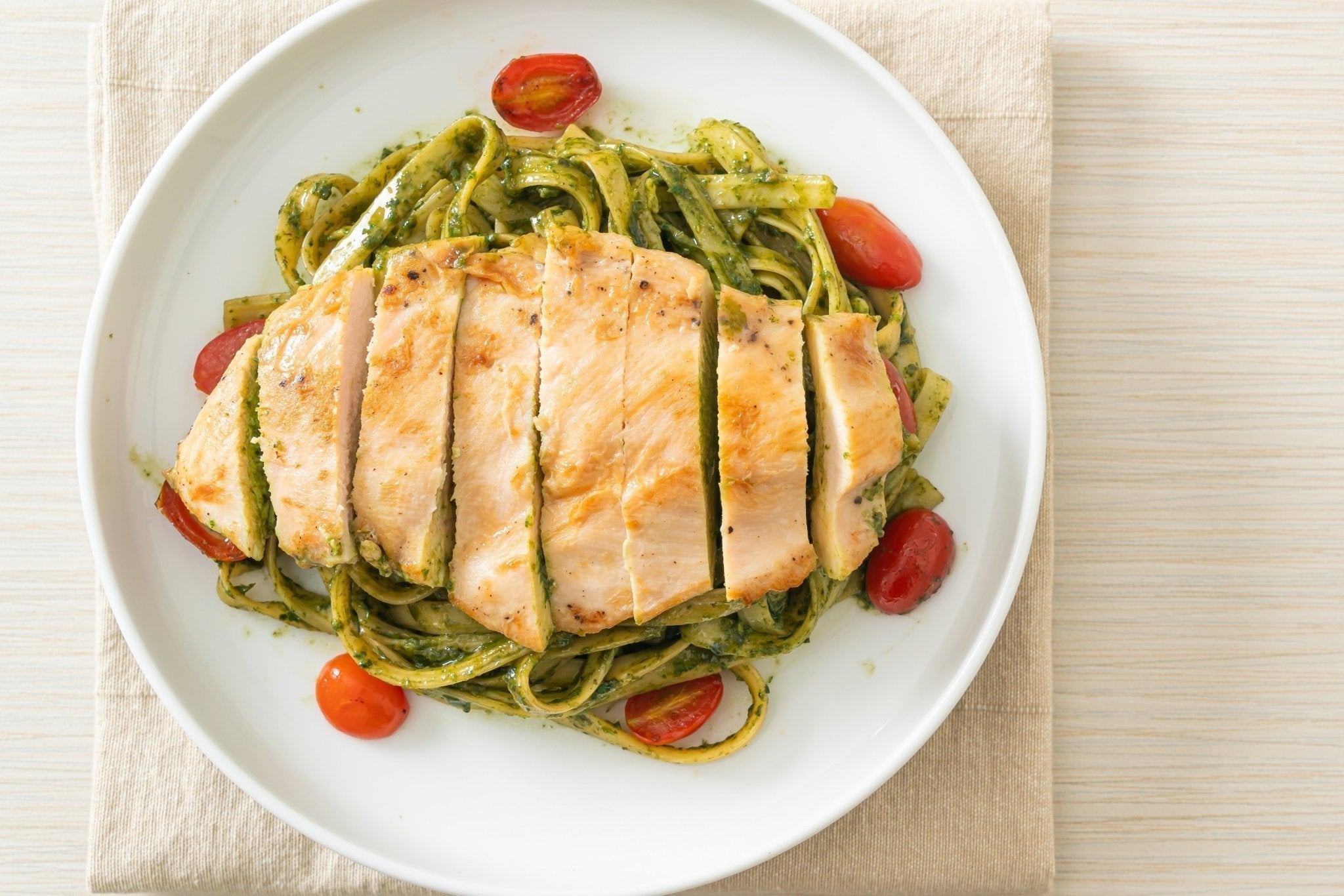 Sommerliche Hähnchen-Fettuccine mit Pesto Limone & Ofentomaten - Genussbote