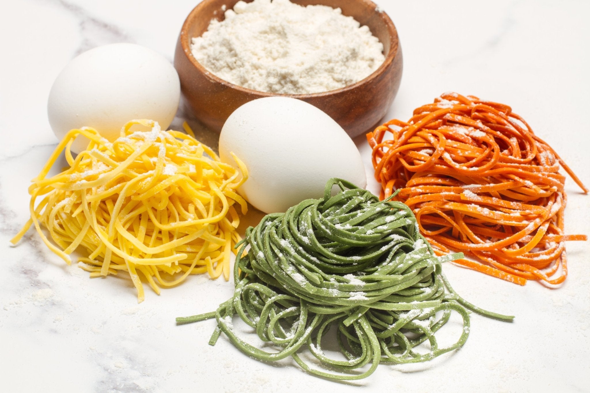 Spaghettinester Tricolore mit grünem Spargel, Erbsen & Räucherlachs - Genussbote