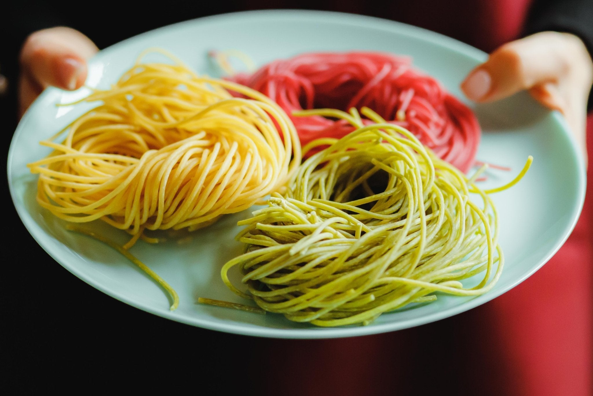 Tricolore-Spaghetti mit grünem Kräuteröl & Burrata - Genussbote